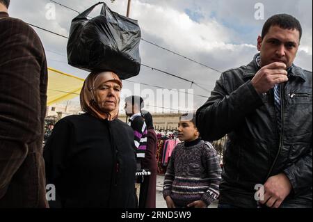 (160505) -- PÉKIN, 5 mai 2016 -- une photo prise le 19 janvier 2012 montre des gens à un marché dans la vieille ville d'Alep, en Syrie. La citadelle d'Alep est un grand palais médiéval fortifié au centre de la vieille ville d'Alep. )(zhf) SYRIA-ALEPPO-FILE LixMuzi PUBLICATIONxNOTxINxCHN 160505 Pékin Mai 5 2016 fichier photo prise LE 19 2012 janvier montre des célébrités À un marché dans la vieille ville d'Alep Syrie la Citadelle d'Alep EST un grand Palais fortifié médiéval dans le centre de la vieille ville d'Alep zhf Syrie Aleppo fichier LiXMuzi PUBLICATIONxNOTxINxCHN Banque D'Images