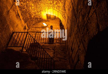 (160505) -- PÉKIN, 5 mai 2016 -- une photo prise le 19 janvier 2012 montre un homme visitant la citadelle d'Alep à Alep, en Syrie. La citadelle d'Alep est un grand palais médiéval fortifié au centre de la vieille ville d'Alep. )(zhf) SYRIA-ALEP-FILE LixMuzi PUBLICATIONxNOTxINxCHN 160505 Pékin Mai 5 2016 fichier photo prise LE 19 2012 janvier montre un homme visitant la Citadelle d'Alep à Alep Syrie la Citadelle d'Alep EST un grand Palais fortifié médiéval dans le centre de la vieille ville d'Alep zhf Syrie Alep fichier LiXMuzi PUBLICATIONxNOTxINxCHN Banque D'Images