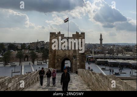 (160505) -- PÉKIN, 5 mai 2016 -- une photo prise le 19 janvier 2012 montre des personnes visitant la citadelle d'Alep à Alep, en Syrie. La citadelle d'Alep est un grand palais médiéval fortifié au centre de la vieille ville d'Alep. )(zhf) SYRIA-ALEP-FILE LixMuzi PUBLICATIONxNOTxINxCHN Pékin Mai 5 2016 fichier photo prise LE 19 2012 janvier montre des célébrités visitant la Citadelle d'Alep Syrie la Citadelle d'Alep EST un grand palais médiéval fortifié dans le centre de la vieille ville d'Alep zhf Syrie Alep File LiXMuzi PUBLICATIONxNOTxINxCHN Banque D'Images