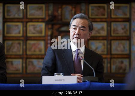 (160505) -- ROME, le 5 mai 2016 -- le ministre chinois des Affaires étrangères Wang Yi assiste à une conférence de presse conjointe avec le ministre italien des Affaires étrangères Paolo Gentiloni (pas sur la photo) après leur rencontre à Rome, en Italie, le 5 mai 2016. ITALIE-ROME-CHINA-FM-MEETING-PRESS CONFERENCE JinxYu PUBLICATIONxNOTxINxCHN 160505 Rome Mai 5 2016 les ministres chinois des Affaires étrangères Wang Yi assiste à une conférence de presse conjointe avec les ministres italiens des Affaires étrangères Paolo Gentiloni pas en photo après leur réunion à Rome Italie LE 5 2016 mai Italie Rome China FM Meeting Conférence de presse JinxYu PUBLICATIONxNOTxINxINxCHN Banque D'Images