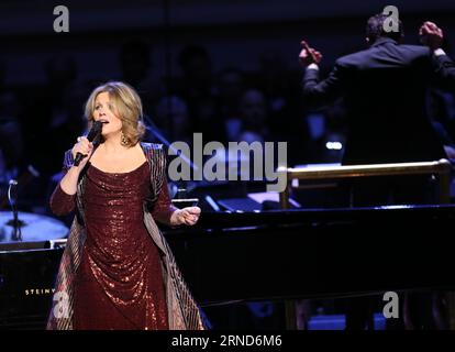 La chanteuse d'opéra et soprano américaine Renee Fleming se produit lors du concert du 125e anniversaire du Carnegie Hall à New York, aux États-Unis, le 5 mai 2016. Carnegie Hall a célébré son 125e anniversaire jeudi. Construit par le philanthrope Andrew Carnegie en 1891, le Carnegie Hall est l'un des lieux les plus célèbres des États-Unis pour la musique classique et la musique populaire, réputé pour sa beauté, son histoire et son acoustique. U.S.-NEW YORK-CARNEGIE HALL-125E ANNIVERSAIRE-CONCERT QinxLang PUBLICATIONxNOTxINxCHN chanteuse et soprano de l'Opéra américain Renee Fleming se produit lors du 125e anniversaire Banque D'Images