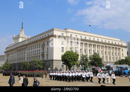 Des soldats défilent lors d'un défilé militaire à Sofia, capitale de la Bulgarie, le 6 mai 2016. Les Bulgares ont célébré le jour de l'Armée vendredi. ) BULGARIE-SOFIA-ARMY DAY-PARADE ZhanxXiaoyi PUBLICATIONxNOTxINxCHN les soldats marchent lors d'un défilé militaire à Sofia capitale de la Bulgarie LE 6 2016 mai les Bulgares ont célébré la Journée de l'Armée LE vendredi Bulgarie Sofia Army Day Parade PUBLICATIONxNOTxINxCHN Banque D'Images