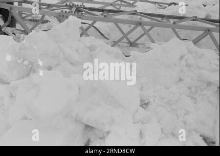 Actual 04 - 02 - 1974 : dur labeur dans la bruyère dans la nuit du 7 janvier, les dieux de la météo ont frappé dans le sud de la Norvège et ont fait des ravages sur le réseau électrique. Le plus touché a été la ligne Brokke dans les landes à l'est du Byglandsfjord. Photo : Sverre A. Børretzen / Aktuell / NTB ***PHOTO NON TRAITÉE*** ce texte a été traduit automatiquement! Banque D'Images