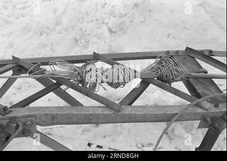 Actual 04 - 02 - 1974 : dur labeur dans la bruyère dans la nuit du 7 janvier, les dieux de la météo ont frappé dans le sud de la Norvège et ont fait des ravages sur le réseau électrique. Le plus touché a été la ligne Brokke dans les landes à l'est du Byglandsfjord. Photo : Sverre A. Børretzen / Aktuell / NTB ***PHOTO NON TRAITÉE*** ce texte a été traduit automatiquement! Banque D'Images