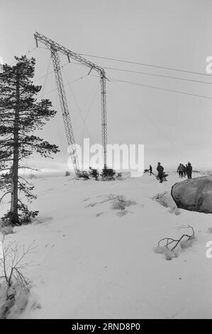 Actual 04 - 02 - 1974 : dur labeur dans la bruyère dans la nuit du 7 janvier, les dieux de la météo ont frappé dans le sud de la Norvège et ont fait des ravages sur le réseau électrique. Le plus touché a été la ligne Brokke dans les landes à l'est du Byglandsfjord. Photo : Sverre A. Børretzen / Aktuell / NTB ***PHOTO NON TRAITÉE*** ce texte a été traduit automatiquement! Banque D'Images