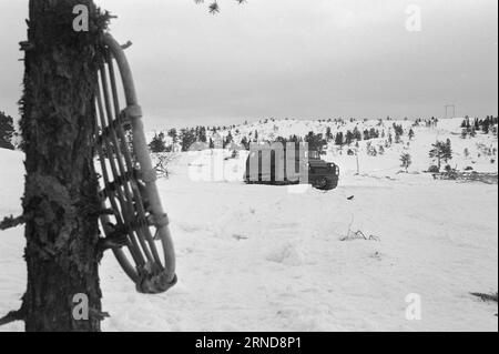 Actual 04 - 02 - 1974 : dur labeur dans la bruyère dans la nuit du 7 janvier, les dieux de la météo ont frappé dans le sud de la Norvège et ont fait des ravages sur le réseau électrique. Le plus touché a été la ligne Brokke dans les landes à l'est du Byglandsfjord. Photo : Sverre A. Børretzen / Aktuell / NTB ***PHOTO NON TRAITÉE*** ce texte a été traduit automatiquement! Banque D'Images