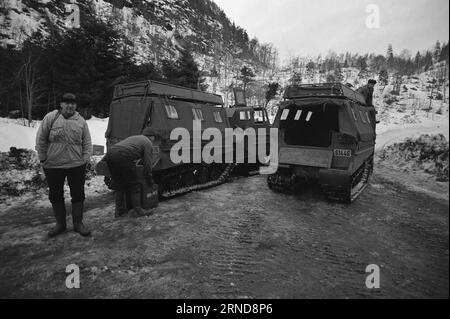 Actual 04 - 02 - 1974 : dur labeur dans la bruyère dans la nuit du 7 janvier, les dieux de la météo ont frappé dans le sud de la Norvège et ont fait des ravages sur le réseau électrique. Le plus touché a été la ligne Brokke dans les landes à l'est du Byglandsfjord. Photo : Sverre A. Børretzen / Aktuell / NTB ***PHOTO NON TRAITÉE*** ce texte a été traduit automatiquement! Banque D'Images