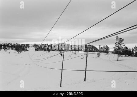 Actual 04 - 02 - 1974 : dur labeur dans la bruyère dans la nuit du 7 janvier, les dieux de la météo ont frappé dans le sud de la Norvège et ont fait des ravages sur le réseau électrique. Le plus touché a été la ligne Brokke dans les landes à l'est du Byglandsfjord. Photo : Sverre A. Børretzen / Aktuell / NTB ***PHOTO NON TRAITÉE*** ce texte a été traduit automatiquement! Banque D'Images