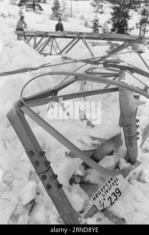Actual 04 - 02 - 1974 : dur labeur dans la bruyère dans la nuit du 7 janvier, les dieux de la météo ont frappé dans le sud de la Norvège et ont fait des ravages sur le réseau électrique. Le plus touché a été la ligne Brokke dans les landes à l'est du Byglandsfjord. Photo : Sverre A. Børretzen / Aktuell / NTB ***PHOTO NON TRAITÉE*** ce texte a été traduit automatiquement! Banque D'Images