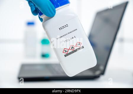 H2O2 hydrogen peroxide CAS 7722-84-1 chemical substance in white plastic laboratory packaging Banque D'Images