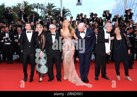 (160511) -- CANNES, 11 mai 2011 -- le réalisateur Woody Allen (3e L) et les acteurs Blake Lively (4e L), Kristen Stewart (2e L), Corey Stoll (3e R) et Jesse Eisenberg (1e L) posent sur le tapis rouge avant l'ouverture du 69e Festival de Cannes, France, le 11 mai 2016. Le 69e Festival de Cannes se tiendra du 11 au 22 mai. ) FRANCE-CANNES-FILM FESTIVAL-CÉRÉMONIE D'OUVERTURE JinxYu PUBLICATIONxNOTxINxCHN 160511 Cannes Mai 11 2011 réalisateur Woody tous 3rd l et Cast Members Blake Lively 4th l Kristen Stewart 2nd l Corey Stoll 3rd r et Jesse Eisenberg 1st l posent SUR Th Banque D'Images