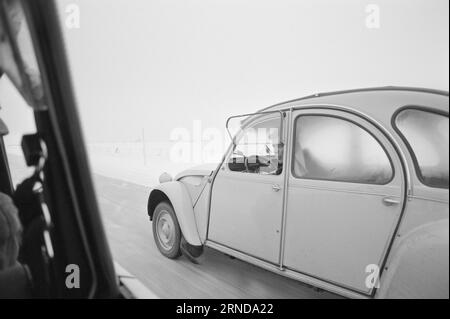 Réel 03 - 6 - 1974 : le plus petit est venu FarthestCe est la façon dont nous retardons la carte d'essence. En ces temps de pénurie d'essence, c'est certainement un avantage d'avoir une petite voiture, a confirmé ce test qu'Aktuell a effectué avec des professionnels. Photo : Sverre A. Børretzen / Aktuell / NTB ***PHOTO NON TRAITÉE*** ce texte a été traduit automatiquement! Banque D'Images