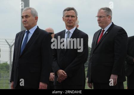 NATO-Generalsekretär Jens Stoltenberg zu Gast in Rumänien (160512) -- DEVESELU, le 12 mai 2016 -- le secrétaire général de l'OTAN, Jens Stoltenberg(C), le secrétaire adjoint à la Défense des États-Unis Robert Work(R) et le ministre roumain des Affaires étrangères Lazar Comanescu assistent à la cérémonie à la base militaire de Deveselu, au sud-ouest de Bucarest, Roumanie, le 12 mai 2016. Le système américain de défense antimissile AEGIS à terre en Roumanie est certifié pour les opérations, a annoncé jeudi le secrétaire général de l'OTAN, Jens Stoltenberg. ROUMANIE-DEVESELU-U.S.-MISSILE DEFENSE SYSTEM CERTIFIÉ POUR LES OPÉRATIONS LinxHuifen PUBLICATIONxNOTxINxCHN Secrétaire OTAN-GE Banque D'Images