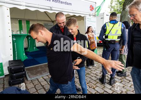ROTTERDAM - visiteurs pendant la première journée des 46e Journées mondiales du Port. L'événement annuel attire des centaines de milliers de visiteurs dans la ville portuaire. ANP JEFFREY GROENEWEG pays-bas sorti - belgique sorti Banque D'Images
