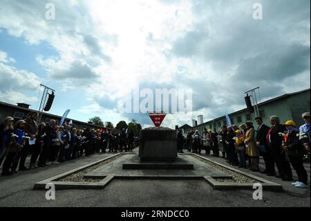 KZ Mauthausen - 71. Jahrestag der Befreiung (160515) -- VIENNE, le 15 mai 2016 -- des personnes assistent à une cérémonie marquant le 71e anniversaire de la libération du camp de concentration de Mauthausen dans l'État de haute-Autriche, Autriche, le 15 mai 2016. Plus de 6 000 personnes se sont rassemblées dimanche pour commémorer le 71e anniversaire de la libération du camp de concentration de Mauthausen. AUSTRIA-MAUTHAUSEN CAMP DE CONCENTRATION-LIBÉRATION-ANNIVERSAIRE-COMMÉMORATION QianxYi PUBLICATIONxNOTxINxCHN KZ Mauthausen 71 anniversaire de la libération 160515 Vienne Mai 15 2016 des célébrités assistent à une cérémonie marquant la 71e Anniv Banque D'Images