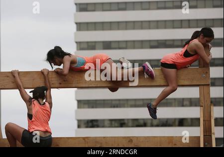 (160516) -- VANCOUVER, le 15 mai 2016 -- les coureurs prennent le défi sur une course d'obstacles lors de la course Woman2Warrior à Vancouver, Canada, le 15 mai 2016. Plus de 220 femmes ont participé à la 4e course d’aventure d’obstacles caritative Woman2Warrior. Les participants aident à amasser des fonds pour les enfants et les jeunes adultes handicapés de la région. ) (Zjy) CANADA-VANCOUVER-WOMAN2WARRIOR LiangxSen PUBLICATIONxNOTxINxCHN 160516 Vancouver 15 2016 Mai LES COUREURS prennent le défi AU parcours d'obstacles pendant la course à Vancouver Canada 15 2016 Mai plus de 220 femmes ont participé au 4e anniversaire annuel de l'obstacle caritatif Banque D'Images