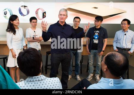 Bilder des Tages 160516 -- BEIJING, 16 mai 2016 -- Tim Cook 3rd L, PDG d'Apple, assiste à une réunion avec des développeurs d'applications chinois dans un Apple Store à Beijing, capitale de la Chine, le 16 mai 2016. Tim Cook a salué lundi les développeurs d'applications chinoises et leur contribution à l'économie du pays, alors qu'il commençait une visite en Chine après l'investissement de son entreprise de 1 milliards de dollars américains dans l'application chinoise Didi Chuxing. wx CHINA-BEIJING-APPLE-DEVELOPERS-MEETINGCN WuxKaixiang PUBLICATIONxNOTxINxCHN Banque D'Images