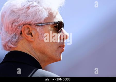 (160516) -- CANNES, le 16 mai 2016 -- le réalisateur Jim Jarmusch pose sur le tapis rouge en arrivant pour la projection du film Paterson en compétition au 69e Festival de Cannes à Cannes, France, le 16 mai 2016.) FRANCE-CANNES-FILM FESTIVAL-PATERSON-TAPIS ROUGE JinxYu PUBLICATIONxNOTxINxCHN 160516 Cannes Mai 16 2016 le réalisateur Jim Jarmusch pose SUR tapis rouge en arrivant pour la projection du film Paterson en compétition AU 69e Festival de Cannes France Mai 16 2016 France Festival de Cannes Paterson tapis rouge JinxYu PUBLICATIONxNOTxINxCHN Banque D'Images