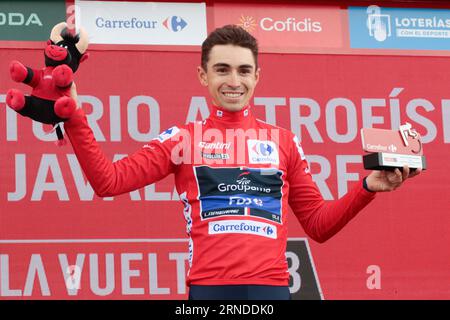 Lenny Martinez nouveau leader de course en maillot rouge et meilleur jeune coureur aussi pour la France et Groupama FDJ Banque D'Images