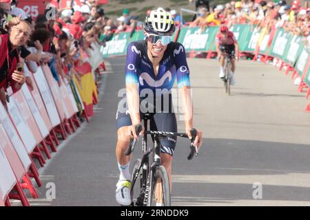 Enric Mas Espagne et Mivistar terminent avec leur rival GC et le leader de la course du matin Remco Evenepoel en arrière-plan Banque D'Images