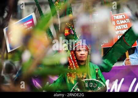 (160517) -- JAKARTA, 17 mai 2016 -- Une militante tient une pancarte lors d'un rassemblement sur les programmes anti REDD (réduction des émissions dues à la déforestation et à la dégradation des forêts) plus à Jakarta, Indonésie, le 17 mai 2016. Les militantes ont demandé au gouvernement d'examiner l'absence de progrès du programme REDD plus. ) INDONÉSIE-JAKARTA-RALLYE-REDD-CHANGEMENT CLIMATIQUE AGUNGXKUNCAHYAXB. PUBLICATIONxNOTxINxCHN 160517 Jakarta Mai 17 2016 une militante tient une pancarte lors d'un rassemblement sur les émissions réduites anti REDD dues à la déforestation et aux programmes de dégradation des forêts plus à Jakarta Indonésie Mai 17 2016 WOM Banque D'Images