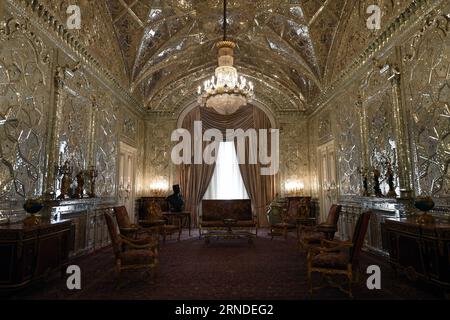 Téhéran. 28 août 2023. Cette photo prise le 28 août 2023 montre une vue intérieure du Green Palace Museum dans le complexe du musée Saad Abad à Téhéran, en Iran. Le complexe du musée Saad Abad au nord de Téhéran est composé d’une douzaine de palais qui occupent une superficie d’environ 410 hectares. Certains des palais du complexe ont été ouverts au public en tant que musées après la révolution islamique de 1979 en Iran. Crédit : Shadati/Xinhua/Alamy Live News Banque D'Images