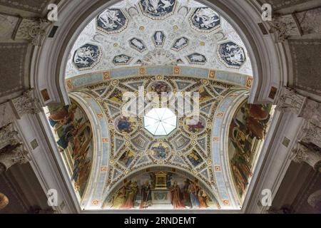 (160518) -- NEW YORK, 17 mai 2016 -- une photo prise le 17 mai 2016 montre le plafond de la rotonde de la Morgan Library and Museum à New York, aux États-Unis. La Morgan Library & Museum, anciennement la Pierpont Morgan Library, est un musée et une bibliothèque de recherche situé au 225 Madison Avenue, East 36th Street, dans le quartier Murray Hill de Manhattan, à New York. Il a été fondé pour abriter la bibliothèque privée de J. P. Morgan en 1906, qui comprenait des manuscrits et des livres imprimés, certains d'entre eux dans des reliures rares, ainsi que sa collection d'estampes et de dessins. La bibliothèque a été conçue par Charl Banque D'Images