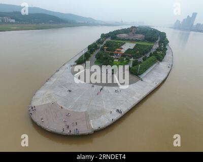 (160518) -- CHANGSHA, 18 mai 2016 -- une photo aérienne prise le 18 mai 2016 montre l'îlot Juzizhou (îlot Orange) à Changsha, capitale de la province du Hunan en Chine centrale. L'îlot de Juzizhou est un point de repère pittoresque de Changsha.) (lfj) CHINA-HUNAN-CHANGSHA-JUZIZHOU ISLET (CN) LongxHongtao PUBLICATIONxNOTxINxCHN 160518 Changsha May 18 2016 to Aerial photo prise LE 18 2016 mai montre l'îlot orange de Juzizhou dans Changsha capitale de la Chine S Hunan l'îlot de Juzizhou EST un spot pittoresque de Changsha en Chine CN LongxHongtao PUBLICATIONxN Banque D'Images