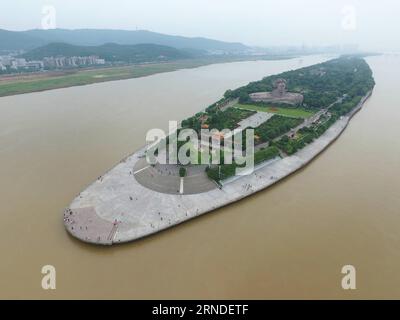 (160518) -- CHANGSHA, 18 mai 2016 -- une photo aérienne prise le 18 mai 2016 montre l'îlot Juzizhou (îlot Orange) à Changsha, capitale de la province du Hunan en Chine centrale. L'îlot de Juzizhou est un point de repère pittoresque de Changsha.) (lfj) CHINA-HUNAN-CHANGSHA-JUZIZHOU ISLET (CN) LongxHongtao PUBLICATIONxNOTxINxCHN 160518 Changsha May 18 2016 to Aerial photo prise LE 18 2016 mai montre l'îlot orange de Juzizhou dans Changsha capitale de la Chine S Hunan l'îlot de Juzizhou EST un spot pittoresque de Changsha en Chine CN LongxHongtao PUBLICATIONxN Banque D'Images