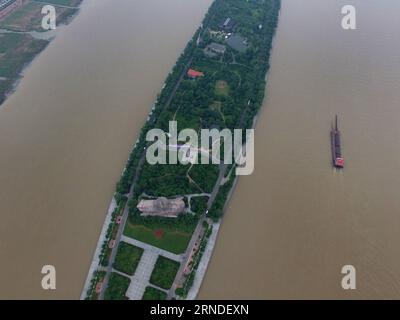 (160518) -- CHANGSHA, 18 mai 2016 -- une photo aérienne prise le 18 mai 2016 montre l'îlot Juzizhou (îlot Orange) à Changsha, capitale de la province du Hunan en Chine centrale. L'îlot de Juzizhou est un point de repère pittoresque de Changsha.) (lfj) CHINA-HUNAN-CHANGSHA-JUZIZHOU ISLET (CN) LongxHongtao PUBLICATIONxNOTxINxCHN 160518 Changsha May 18 2016 to Aerial photo prise LE 18 2016 mai montre l'îlot orange de Juzizhou dans Changsha capitale de la Chine S Hunan l'îlot de Juzizhou EST un spot pittoresque de Changsha en Chine CN LongxHongtao PUBLICATIONxN Banque D'Images