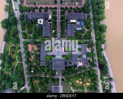 (160518) -- CHANGSHA, 18 mai 2016 -- une photo aérienne prise le 18 mai 2016 montre le temple du Dieu du fleuve sur l'îlot Juzizhou (îlot Orange) à Changsha, capitale de la province du Hunan en Chine centrale. L'îlot de Juzizhou est un point de repère pittoresque de Changsha.) (lfj) CHINA-HUNAN-CHANGSHA-JUZIZHOU ISLET (CN) LongxHongtao PUBLICATIONxNOTxINxCHN 160518 Changsha May 18 2016 to Aerial photo prise LE 18 2016 mai montre le temple du Dieu de la rivière SUR l'îlot orange de Juzizhou à Changsha capitale de la province du Hunan centrale de Juzizhou l'îlot de CHANGSHA Chine Hunan Chang Banque D'Images