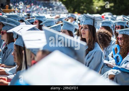 Abschlusszeremonie an der Columbia University in New York (160518) -- NEW YORK, le 18 mai 2016 -- des membres de la promotion de 2016 assistent à la cérémonie de lancement de la 262e année académique de l'Université Columbia à New York, aux États-Unis, le 18 mai 2016. Plus de 15 000 diplômés âgés de 18 à 82 ans, dont quelque 1800 étudiants internationaux de plus de 100 pays ont participé à la cérémonie mercredi. États-Unis-NEW YORK-COLUMBIA UNIVERSITY-2016 LixMuzi PUBLICATIONxNOTxINxCHN cérémonie de clôture à l'Université Columbia à New York 160518 New York M Banque D'Images