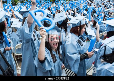 Abschlusszeremonie an der Columbia University in New York (160518) -- NEW YORK, le 18 mai 2016 -- des membres de la promotion de 2016 assistent à la cérémonie de lancement de la 262e année académique de l'Université Columbia à New York, aux États-Unis, le 18 mai 2016. Plus de 15 000 diplômés âgés de 18 à 82 ans, dont quelque 1800 étudiants internationaux de plus de 100 pays ont participé à la cérémonie mercredi. États-Unis-NEW YORK-COLUMBIA UNIVERSITY-2016 LixMuzi PUBLICATIONxNOTxINxCHN cérémonie de clôture à l'Université Columbia à New York 160518 New York M Banque D'Images