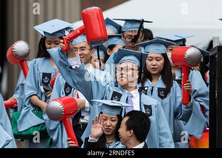 Abschlusszeremonie an der Columbia University in New York (160518) -- NEW YORK, le 18 mai 2016 -- des membres de la promotion de 2016 assistent à la cérémonie de lancement de la 262e année académique de l'Université Columbia à New York, aux États-Unis, le 18 mai 2016. Plus de 15 000 diplômés âgés de 18 à 82 ans, dont quelque 1800 étudiants internationaux de plus de 100 pays ont participé à la cérémonie mercredi. États-Unis-NEW YORK-COLUMBIA UNIVERSITY-2016 LixMuzi PUBLICATIONxNOTxINxCHN cérémonie de clôture à l'Université Columbia à New York 160518 New York M Banque D'Images