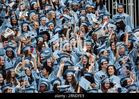 Abschlusszeremonie an der Columbia University in New York (160518) -- NEW YORK, le 18 mai 2016 -- des membres de la promotion de 2016 assistent à la cérémonie de lancement de la 262e année académique de l'Université Columbia à New York, aux États-Unis, le 18 mai 2016. Plus de 15 000 diplômés âgés de 18 à 82 ans, dont quelque 1800 étudiants internationaux de plus de 100 pays ont participé à la cérémonie mercredi. États-Unis-NEW YORK-COLUMBIA UNIVERSITY-2016 LixMuzi PUBLICATIONxNOTxINxCHN cérémonie de clôture à l'Université Columbia à New York 160518 New York M Banque D'Images