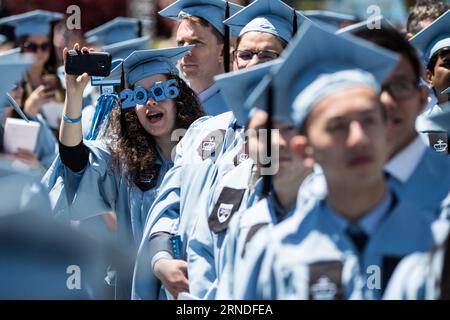 Abschlusszeremonie an der Columbia University in New York (160518) -- NEW YORK, le 18 mai 2016 -- Une diplômée prend une photo avec son téléphone portable lors de la cérémonie de lancement de la 262e année académique de l'Université Columbia à New York, aux États-Unis, le 18 mai 2016. Plus de 15 000 diplômés âgés de 18 à 82 ans, dont quelque 1800 étudiants internationaux de plus de 100 pays ont participé à la cérémonie mercredi. États-Unis-NEW YORK-COLUMBIA UNIVERSITY-2016 LixMuzi PUBLICATIONxNOTxINxCHN cérémonie de clôture à l'Université Columbia à New York 160518 New y Banque D'Images