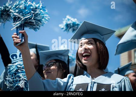 Abschlusszeremonie an der Columbia University in New York (160518) -- NEW YORK, le 18 mai 2016 -- des membres de la promotion de 2016 assistent à la cérémonie de lancement de la 262e année académique de l'Université Columbia à New York, aux États-Unis, le 18 mai 2016. Plus de 15 000 diplômés âgés de 18 à 82 ans, dont quelque 1800 étudiants internationaux de plus de 100 pays ont participé à la cérémonie mercredi. États-Unis-NEW YORK-COLUMBIA UNIVERSITY-2016 LixMuzi PUBLICATIONxNOTxINxCHN cérémonie de clôture à l'Université Columbia à New York 160518 New York M Banque D'Images