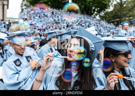 Abschlusszeremonie an der Columbia University in New York (160518) -- NEW YORK, 18 mai 2016 -- membres de la promotion de 2016 Blow Bubbles lors de la cérémonie de lancement de la 262e année académique de l'Université Columbia à New York, aux États-Unis, le 18 mai 2016. Plus de 15 000 diplômés âgés de 18 à 82 ans, dont quelque 1800 étudiants internationaux de plus de 100 pays ont participé à la cérémonie mercredi. États-Unis-NEW YORK-COLUMBIA UNIVERSITY-2016 LixMuzi PUBLICATIONxNOTxINxCHN cérémonie de clôture à l'Université Columbia à New York 1605 Banque D'Images