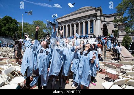 Abschlusszeremonie an der Columbia University in New York (160518) -- NEW YORK, May 18, 2016 -- A group of Chinese graduates throw their hats into the sky after the Commencement ceremony of the 262nd Academic Year of Columbia University in New York, the United States on May 18, 2016. More than 15,000 graduates range in age from 18 to 82, including some 1800 international students from more than 100 countries participated in the ceremony here on Wednesday. ) U.S.-NEW YORK-COLUMBIA UNIVERSITY-2016 GRADUATION LixMuzi PUBLICATIONxNOTxINxCHN   Closing Ceremony to the Columbia University in New York Stock Photo