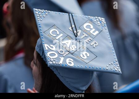 Abschlusszeremonie an der Columbia University à New York (160518) -- NEW YORK, 18 mai 2016 -- Une diplômée a posté des messages personnels sur son chapeau est photographiée lors de la cérémonie de lancement de la 262e année académique de l'Université Columbia à New York, aux États-Unis, le 18 mai 2016. Plus de 15 000 diplômés âgés de 18 à 82 ans, dont quelque 1800 étudiants internationaux de plus de 100 pays ont participé à la cérémonie mercredi. États-Unis-NEW YORK-COLUMBIA UNIVERSITY-2016 LixMuzi PUBLICATIONxNOTxINxCHN cérémonie de clôture à l'Université Columbia à New Yor Banque D'Images