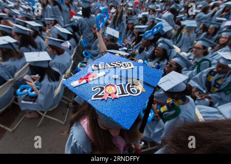 Abschlusszeremonie an der Columbia University in New York (160518) -- NEW YORK, 18 mai 2016 -- Un diplômé portant un chapeau lit la classe de 2016 assiste à la cérémonie de lancement de la 262e année académique de l'Université Columbia à New York, aux États-Unis, le 18 mai 2016. Plus de 15 000 diplômés âgés de 18 à 82 ans, dont quelque 1800 étudiants internationaux de plus de 100 pays ont participé à la cérémonie mercredi. États-Unis-NEW YORK-COLUMBIA UNIVERSITY-2016 LixMuzi PUBLICATIONxNOTxINxCHN cérémonie de clôture à l'Université Columbia à New York 160518 Nouveau Banque D'Images