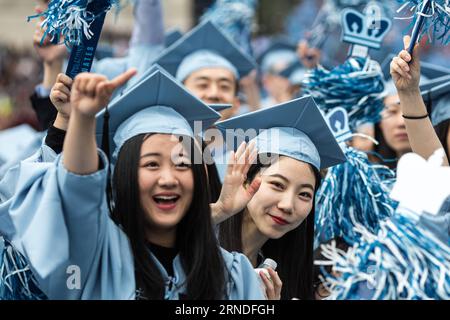 Abschlusszeremonie an der Columbia University à New York (160518) -- NEW YORK, le 18 mai 2016 -- des diplômés chinois sont photographiés lors de la cérémonie de lancement de la 262e année académique de l'Université Columbia à New York, aux États-Unis, le 18 mai 2016. Plus de 15 000 diplômés âgés de 18 à 82 ans, dont quelque 1800 étudiants internationaux de plus de 100 pays ont participé à la cérémonie mercredi. États-Unis-NEW YORK-COLUMBIA UNIVERSITY-2016 LixMuzi PUBLICATIONxNOTxINxCHN cérémonie de clôture à l'Université Columbia à New York 160518 New York Mai 18 201 Banque D'Images