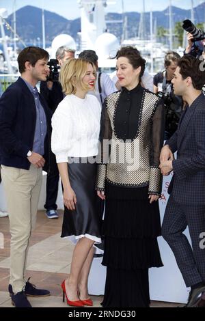 (160519) -- CANNES, le 19 mai 2016 -- (de G à D) les acteurs Gaspard Ulliel, Lea Seydoux, Marion Cotillard et le réalisateur Xavier Dolan posent lors d'un photocall pour le film juste la fin du monde en compétition au 69e Festival de Cannes à Cannes, France, le 19 mai 2016. ) FRANCE-CANNES-FILM FESTIVAL-JUSTE LA fin DU MONDE-PHOTO CALL JinxYu PUBLICATIONxNOTxINxCHN 160519 Cannes Mai 19 2016 de l à r Cast Members Gaspard Ulliel Lea Seydoux Marion Cotillard et le réalisateur Xavier Dolan posent lors d'un call photo pour le film juste la fin You monde IT S Only the E. Banque D'Images