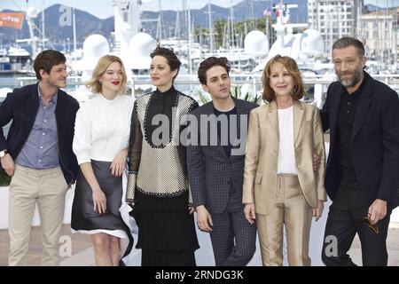 (160519) -- CANNES, May 19, 2016 -- (From L to R) Cast members Gaspard Ulliel, Lea Seydoux, Marion Cotillard, Director Xavier Dolan, Nathalie Baye and Vincent Cassel pose during a photocall for the film Juste la fin du monde (It s Only the End of the World) in competition at the 69th Cannes Film Festival in Cannes, France, May 19, 2016. ) FRANCE-CANNES-FILM FESTIVAL-JUSTE LA FIN DU MONDE-PHOTO CALL JinxYu PUBLICATIONxNOTxINxCHN   160519 Cannes May 19 2016 from l to r Cast Members Gaspard Ulliel Lea Seydoux Marion Cotillard Director Xavier Dolan Nathalie Baye and Vincent Cassel Pose during a ph Stock Photo