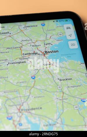 New York, États-Unis - 24 août 2023 : trafic automobile à Boston sur l'application google Maps sur l'écran de tablette vue rapprochée Banque D'Images