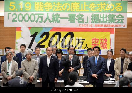 (160520) -- TOKYO, 19 mai 2016 -- le chef du principal parti d'opposition, Katsuya Okada (5e L, Front), Kazuo Shii (4e L, Front), président du Parti communiste japonais, et Tadatomo Yoshida (3e L, Front), leader du Parti social-démocrate japonais, participent à un rassemblement à Tokyo, capitale du Japon, le 19 mai 2016. Les groupes civiques japonais ont organisé un rassemblement jeudi, soumettant 12 millions de signatures réclamant l abrogation d une loi controversée sur la sécurité à la Diète par l intermédiaire des partis d opposition. JAPAN-TOKYO-CITIC GROUPS-12 MLN SIGNATURES-SECURITY LAW-ADVERSE-SUBMIT MAXPING PUBLICATIONXNOTXINXCHN Banque D'Images