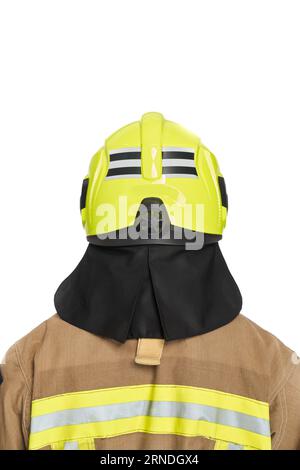 Pompier méconnaissable en casque de protection jaune et uniforme en studio. Vue arrière du pompier masculin anonyme en pleine vitesse, avec espace de copie, isolé sur fond blanc. Concept d'équipement d'incendie. Banque D'Images