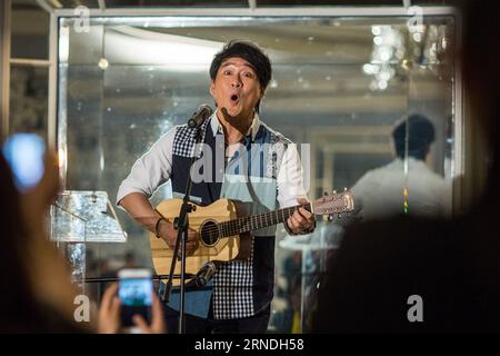 (160520) -- NEW YORK, le 20 mai 2016 -- le chanteur Emil Wakin Chau chante lors d'une conférence de presse pour son prochain concert What We Are Go to Sing Today à New York, aux États-Unis, le 20 mai 2016. Emil Wakin Chau tiendra son concert personnel What We's Go to Sing aujourd'hui au Lincoln Center à New York le 22 mai. ) U.S.-NEW YORK-WAKIN CHAU-CONCERT-PRESS CONFERENCE LixMuzi PUBLICATIONxNOTxINxCHN 160520 New York Mai 20 2016 le chanteur Emil Wakin Chau chante lors d'une conférence de presse pour son prochain concert What We Are Going to Sing Today à New York LE 20 2016 mai Emil Wakin C Banque D'Images