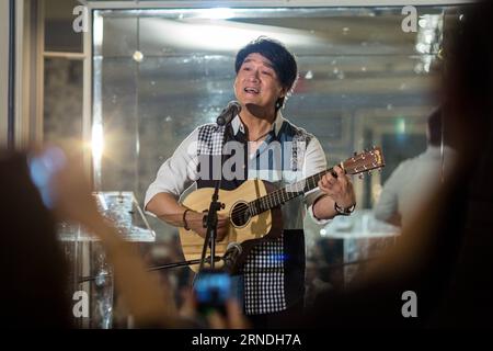 (160520) -- NEW YORK, le 20 mai 2016 -- le chanteur Emil Wakin Chau chante lors d'une conférence de presse pour son prochain concert What We Are Go to Sing Today à New York, aux États-Unis, le 20 mai 2016. Emil Wakin Chau tiendra son concert personnel What We's Go to Sing aujourd'hui au Lincoln Center à New York le 22 mai. ) U.S.-NEW YORK-WAKIN CHAU-CONCERT-PRESS CONFERENCE LixMuzi PUBLICATIONxNOTxINxCHN 160520 New York Mai 20 2016 le chanteur Emil Wakin Chau chante lors d'une conférence de presse pour son prochain concert What We Are Going to Sing Today à New York LE 20 2016 mai Emil Wakin C Banque D'Images