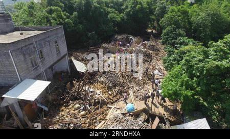 MAOMING, le 21 mai 2016 () -- une photo aérienne prise le 20 mai 2016 montre une maison endommagée à Maoming, dans la province du Guangdong du sud de la Chine. De fortes pluies ont frappé Maoming et ont touché quelque 550 000 résidents locaux, avec 8 morts et 4 disparus. () (cxy) CHINA-GUANGDONG-HEAVY RAIN (CN) Xinhua PUBLICATIONxNOTxINxCHN Maoming Mai 21 2016 une photo aérienne prise LE 20 2016 mai montre une maison endommagée à Maoming South China S Guangdong province une pluie lourde a frappé Maoming et a affecté quelque 550 000 résidents locaux avec 8 morts et 4 disparus Cxy China Guangdong Heavy pluie CN XINHUA PUBLICATIONxNOTxINxCHN Banque D'Images